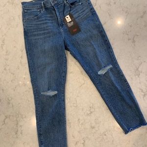 Levis' High Rise Straight frayed/slit hem NWT